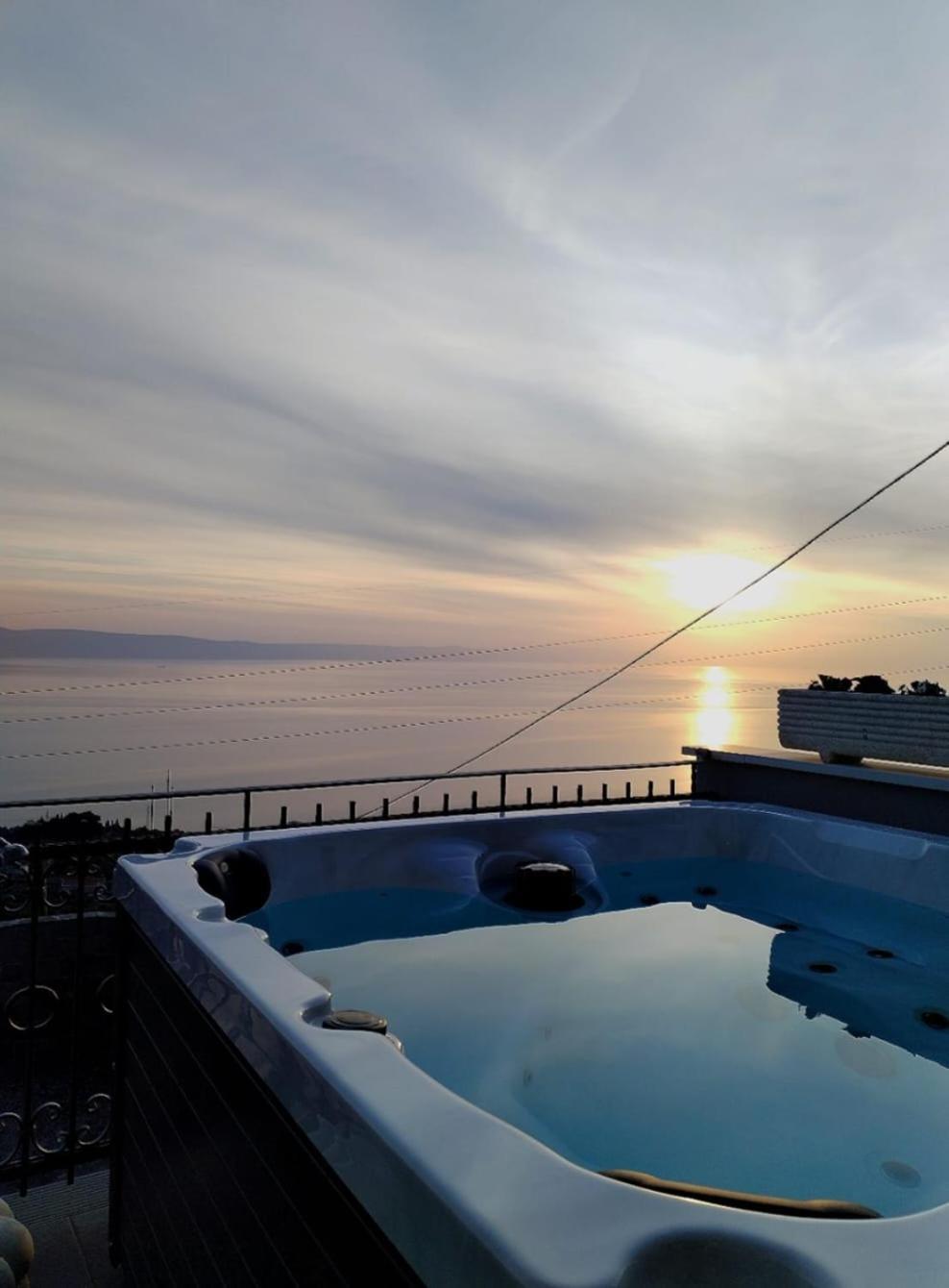 Holliday Home Alida With Jacuzzi 포드고라 외부 사진